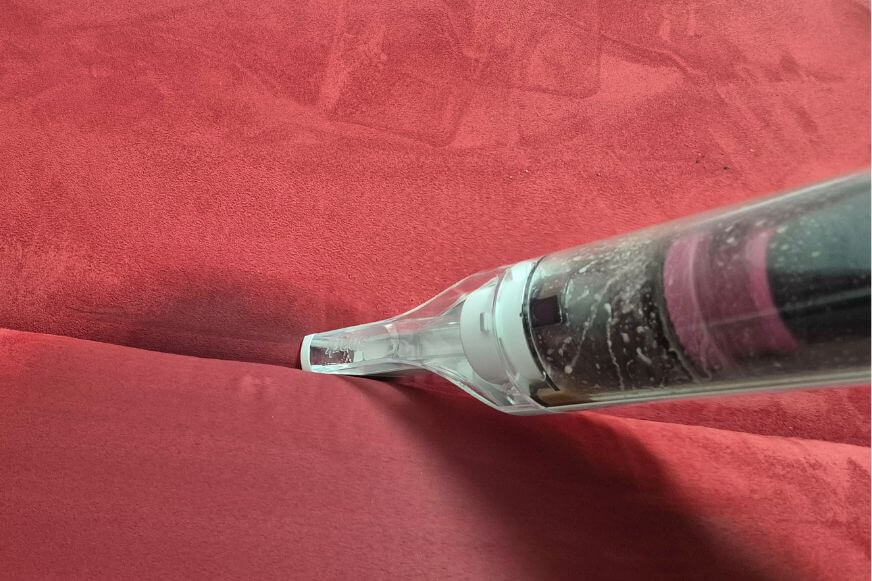 Detailaufnahme der Fugendüse des Shark Stainforce im Einsatz auf dem Sofa in der Ritze.